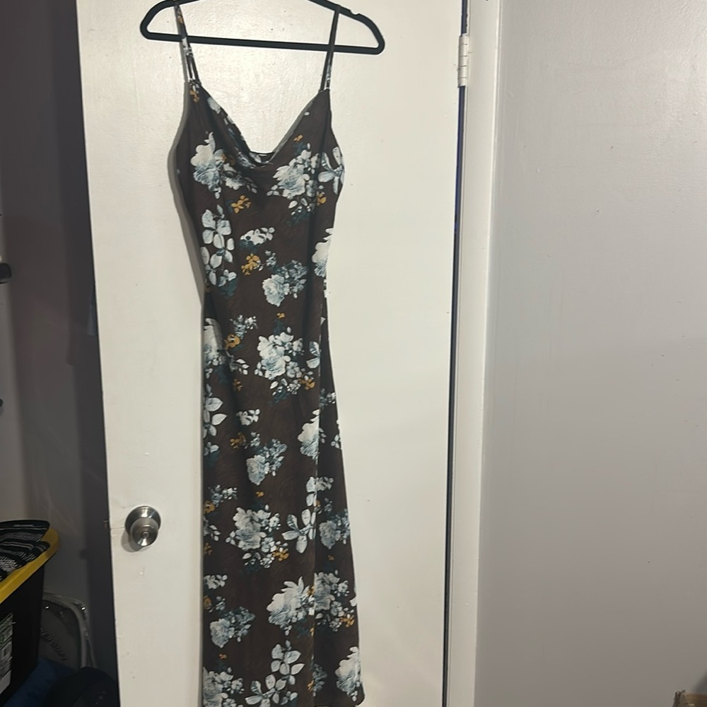 Woman’s long floral spaghetti strap dress from Atnlewhi. In Brown size L.